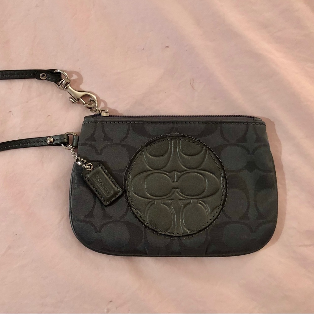 NEVER BEEN USED. Coach wristlet 😻